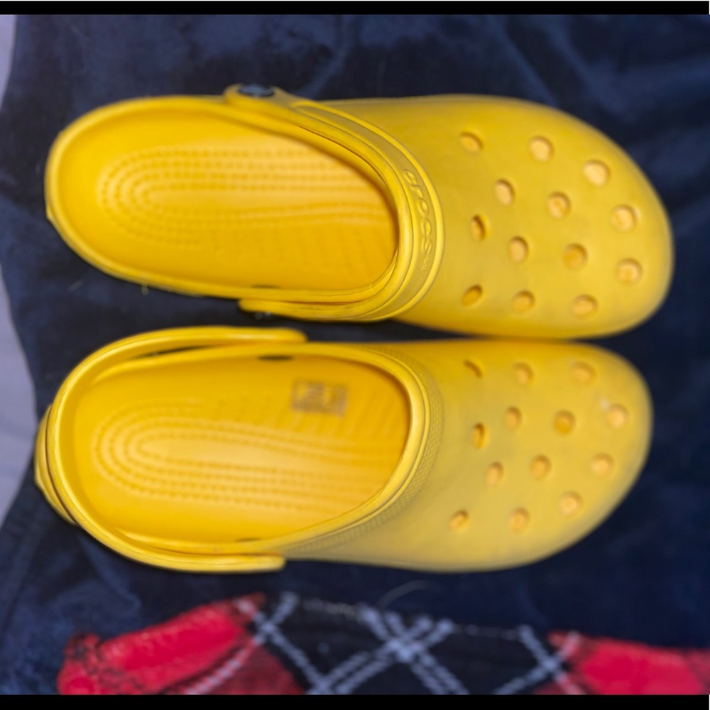Size 9 light wear yellow crocs, lots of life left